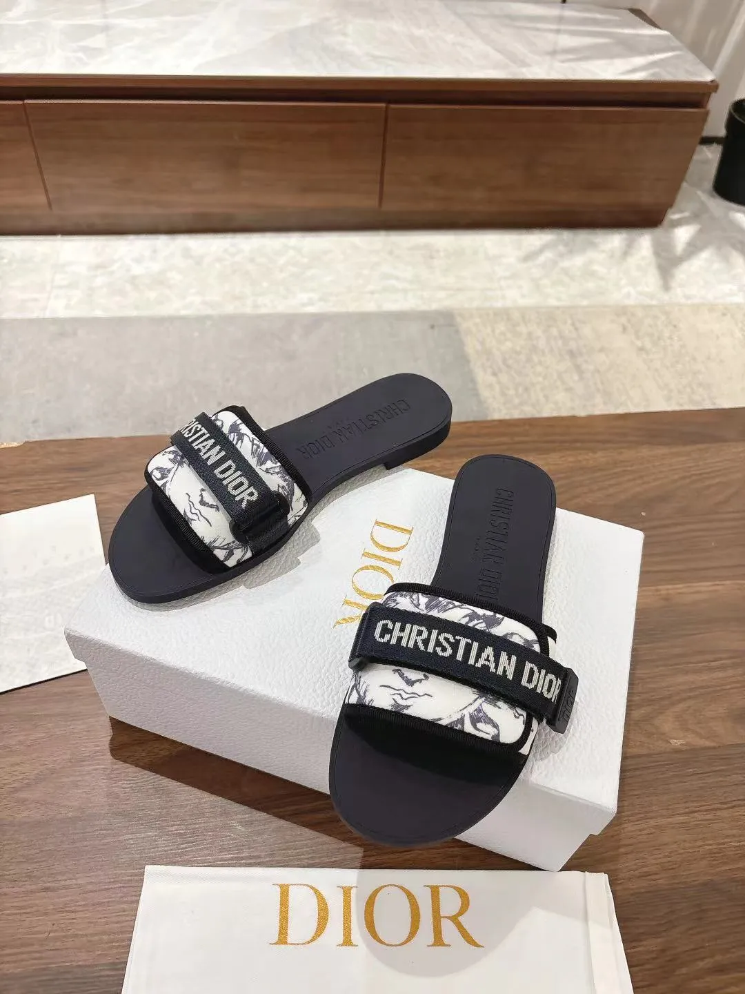👟👟Ex-factory price 380👟👟 Dior D’s latest series of Velcro buckle sandals and slippers in new colors! Perfect reproduction of the original version, the most popular color matching fabric, super layered ▪️Original molded high-end TPU outsole (not ordinary rubber) ▪️Very comfortable and easy to walk. All upper materials are custom-made from the original ▪️3D electric embroidered three-dimensional cloth surface, very versatile, a must-have for lazy people in summer ▪️Number of yards: 35-41